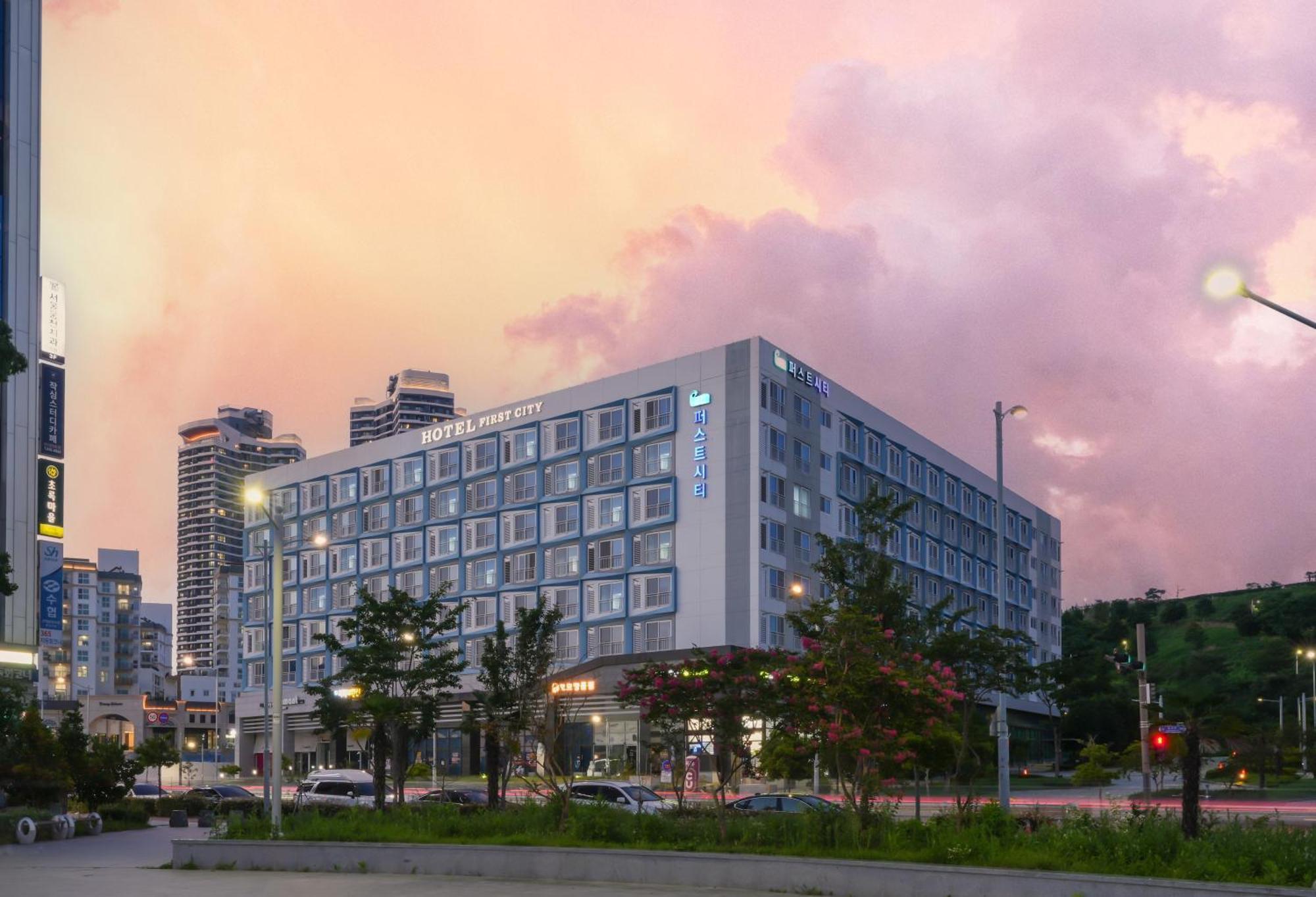 Yeosu Hotel First City Eksteriør billede